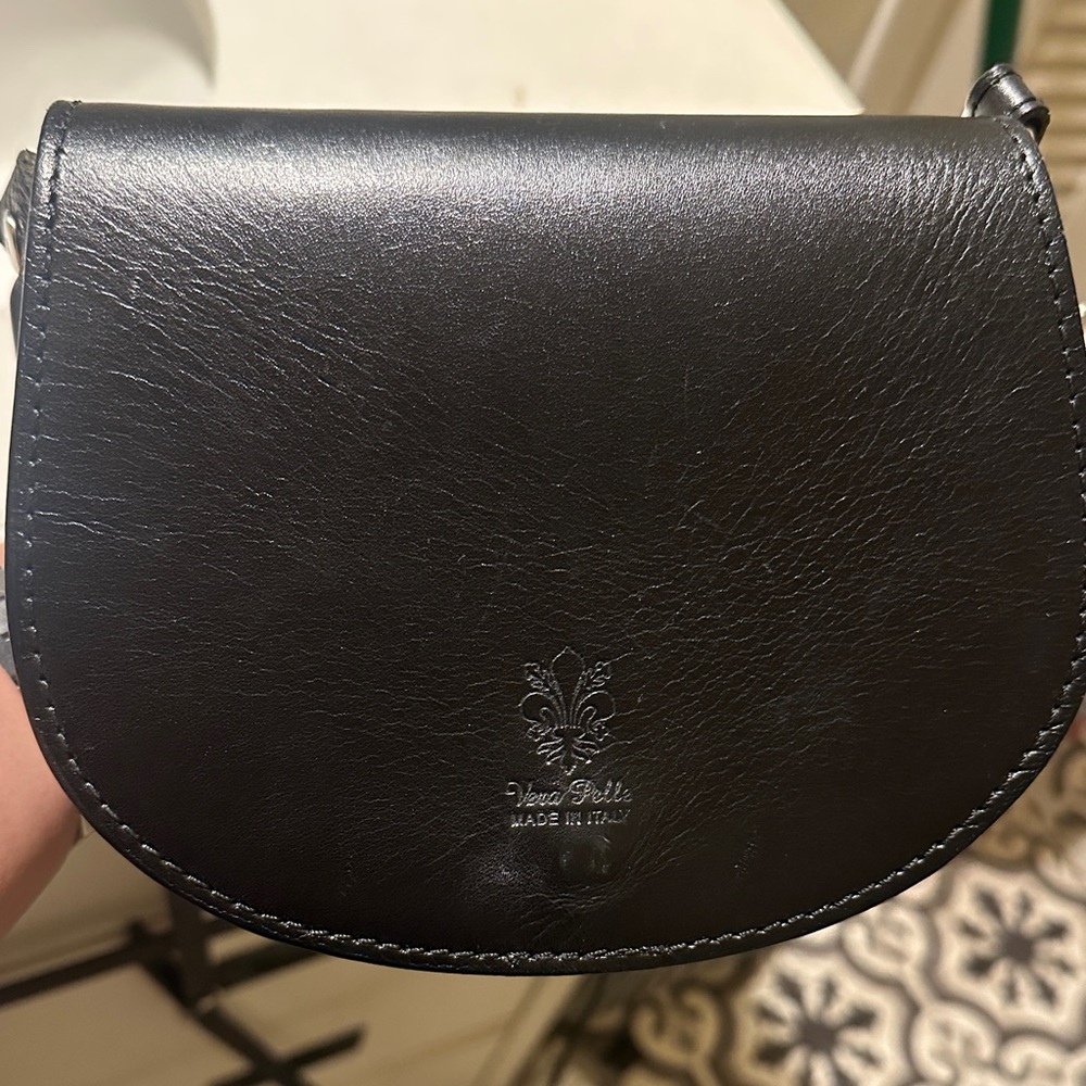 Vera Pelle Sleek Black Leather Shoulder Bag